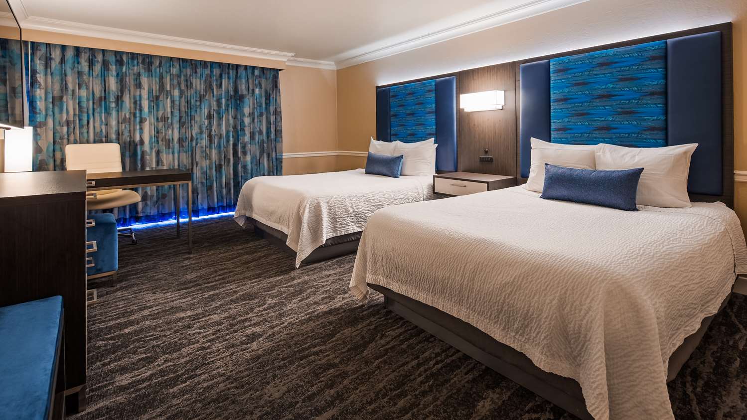 2 Bedrooms, Suite, 1 King and 2 Queen Beds, 2 Bathrooms