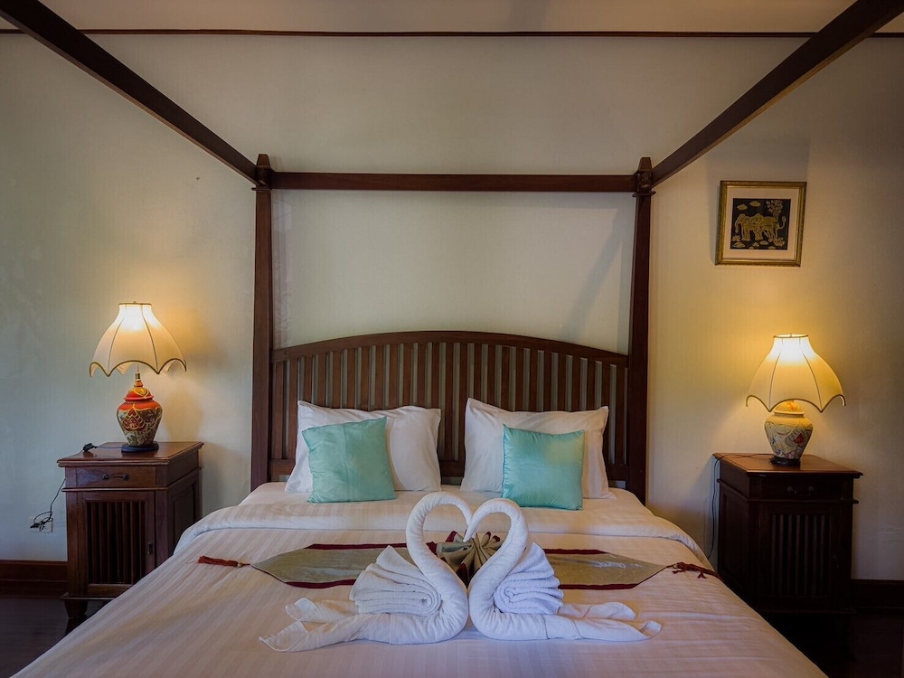 Deluxe, King Bed, Hill Side