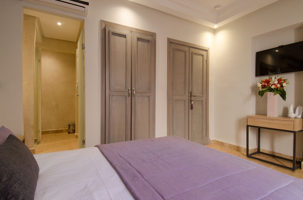 SUPERIOR, QUEEN BED