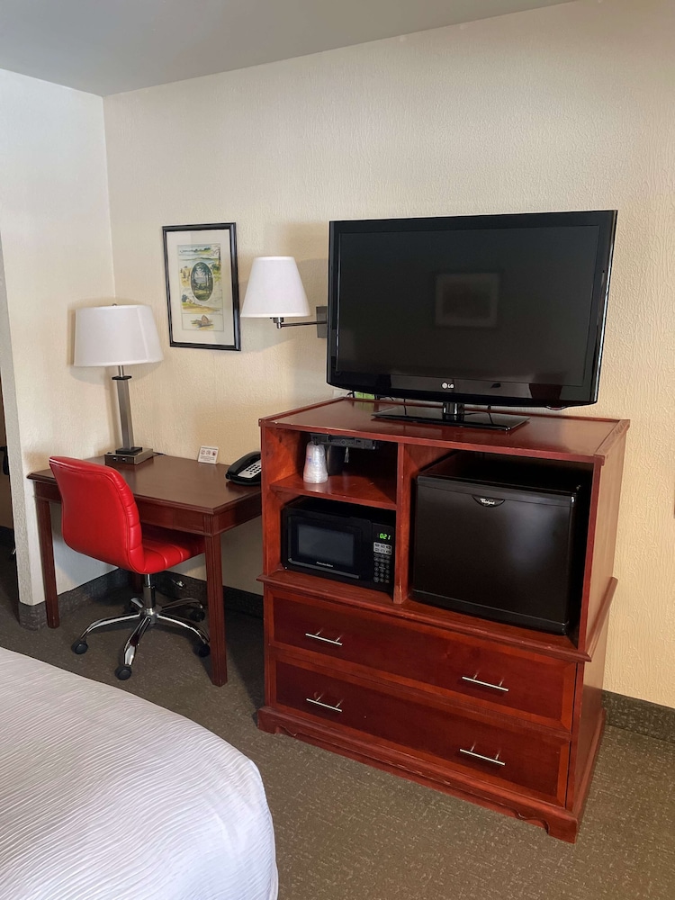 SureStay Plus by Best Western Woodbury Inn 18/35