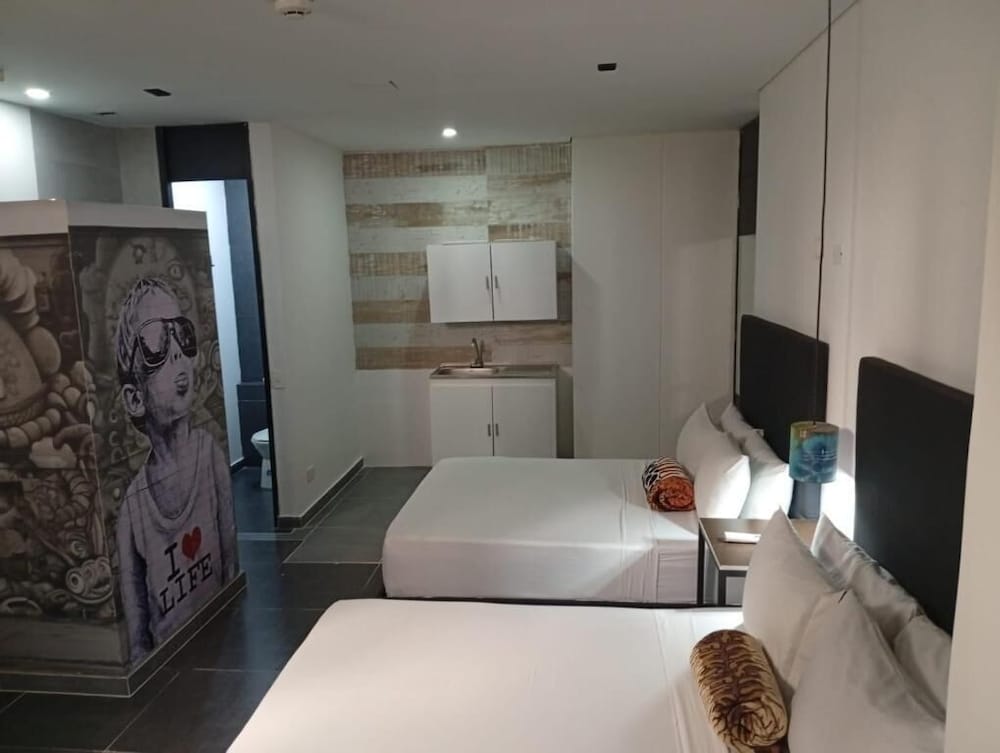 ROOM, QUADRUPLE