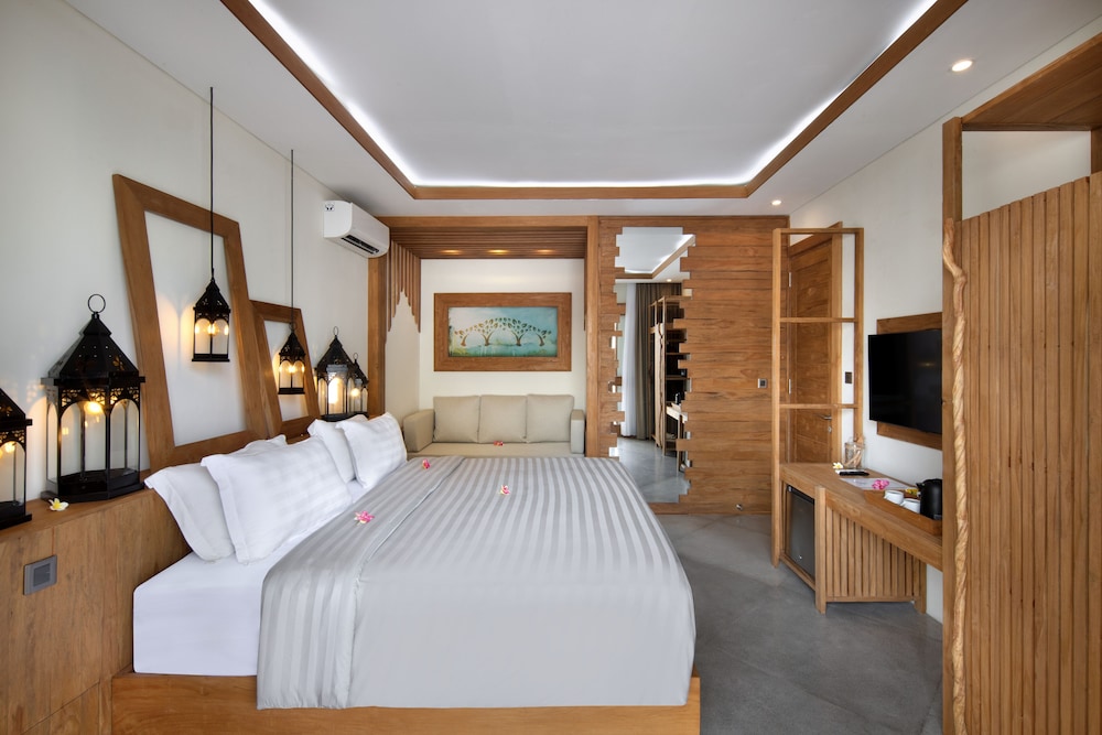 SUPERIOR, SUITE, KING BED, POOL VIEW, BATHTUB