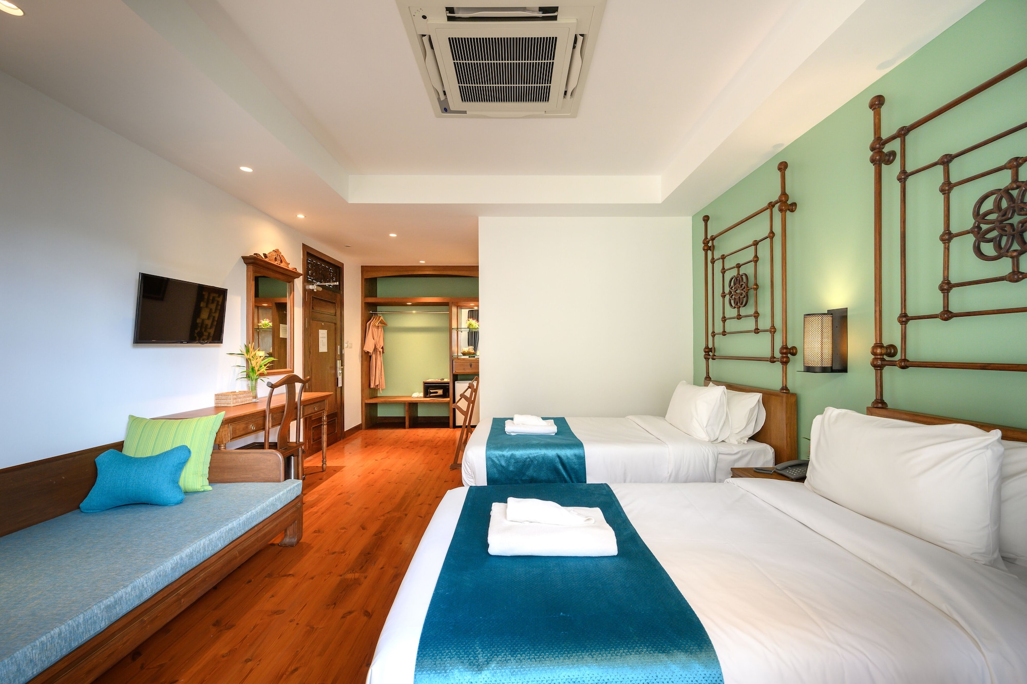 DELUXE, TWIN BEDS