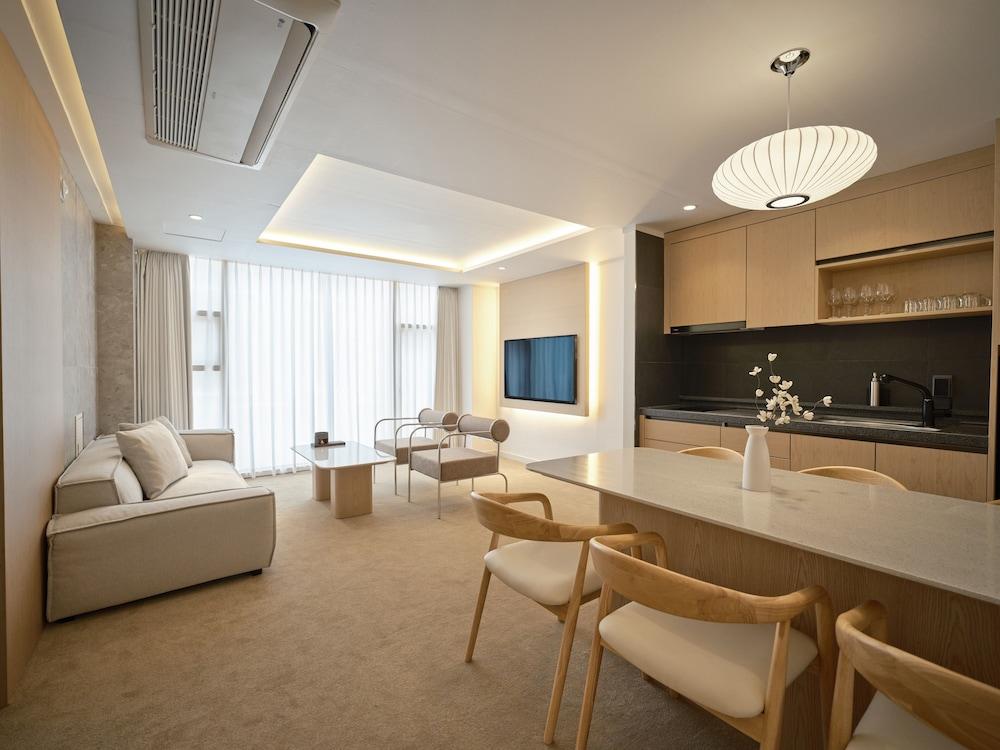 UH Suite The Myeongdong 42/52
