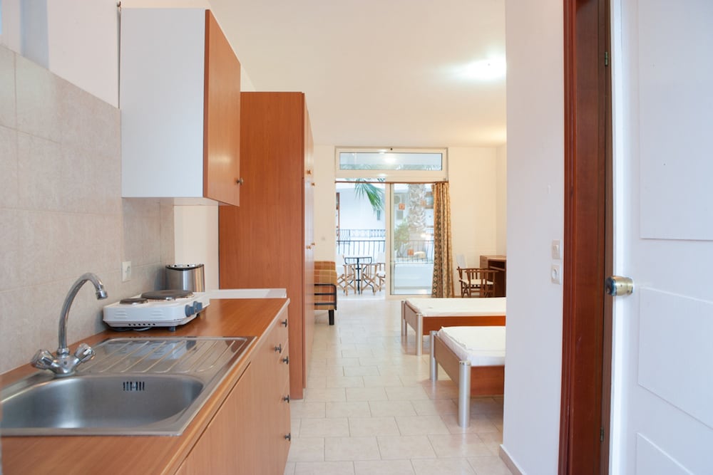 Coliseum Studios And Apartments 24/25