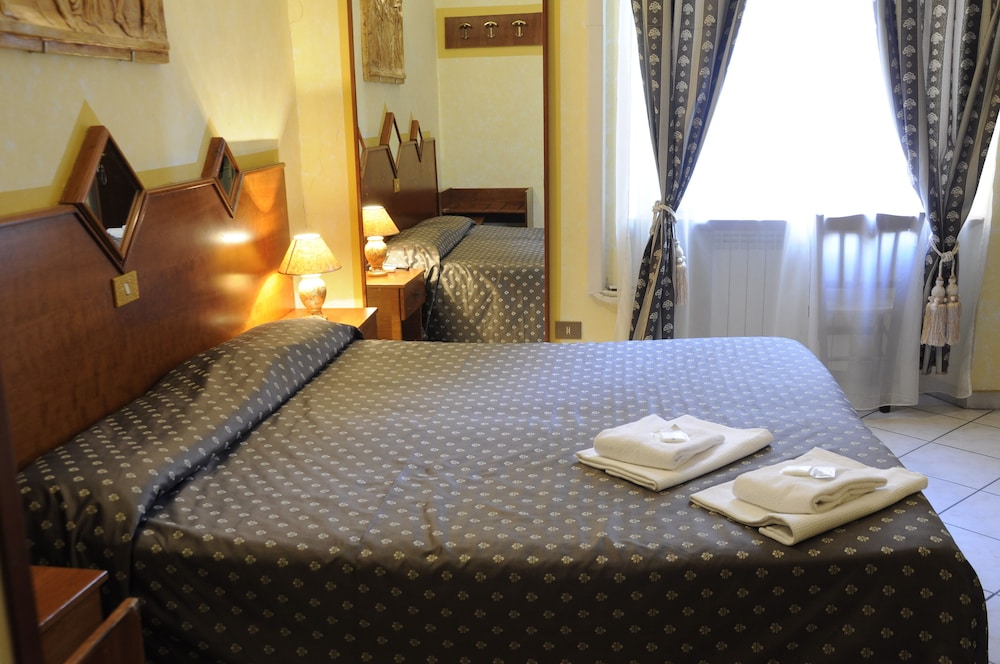 Hotel Farini 6/23