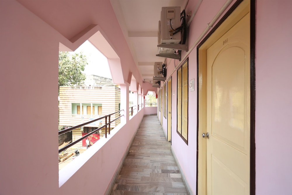 Oyo 26808 Shree Ram Residency 25/32