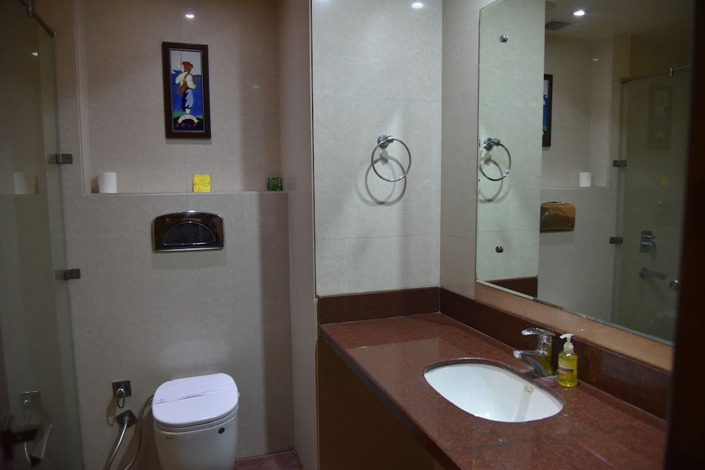 Leela Grande Hotel 49/50