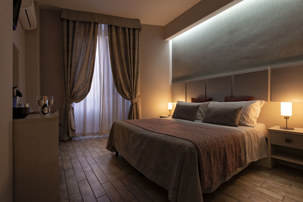 ROOM, DOUBLE BED