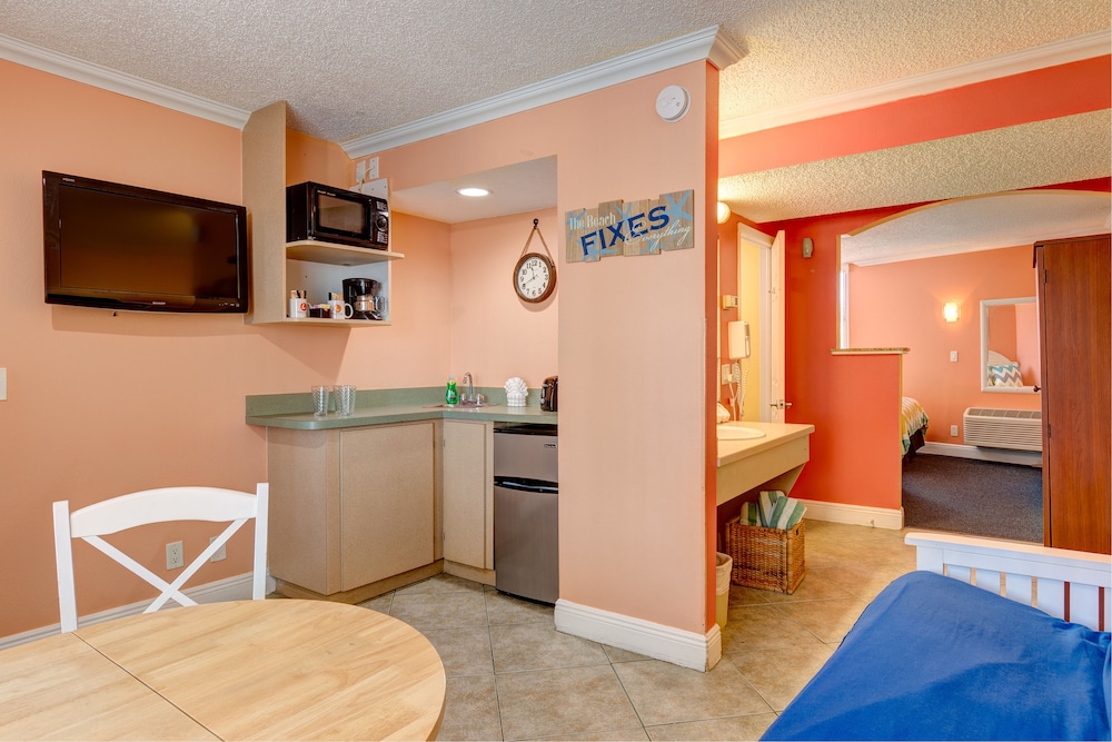 PELICAN POINTE SUITES 10/58