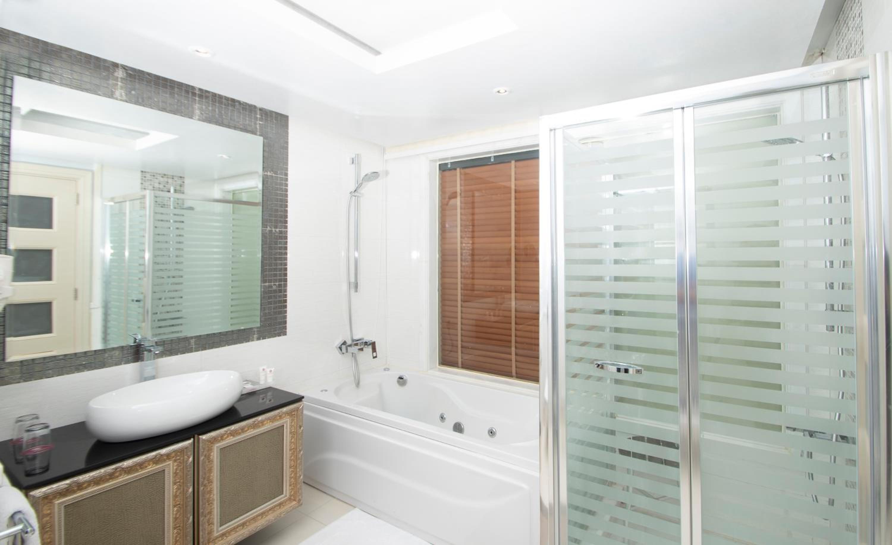 Junior Suite, Deluxe, Beach Front, Charmillion Club Resort 7/7
