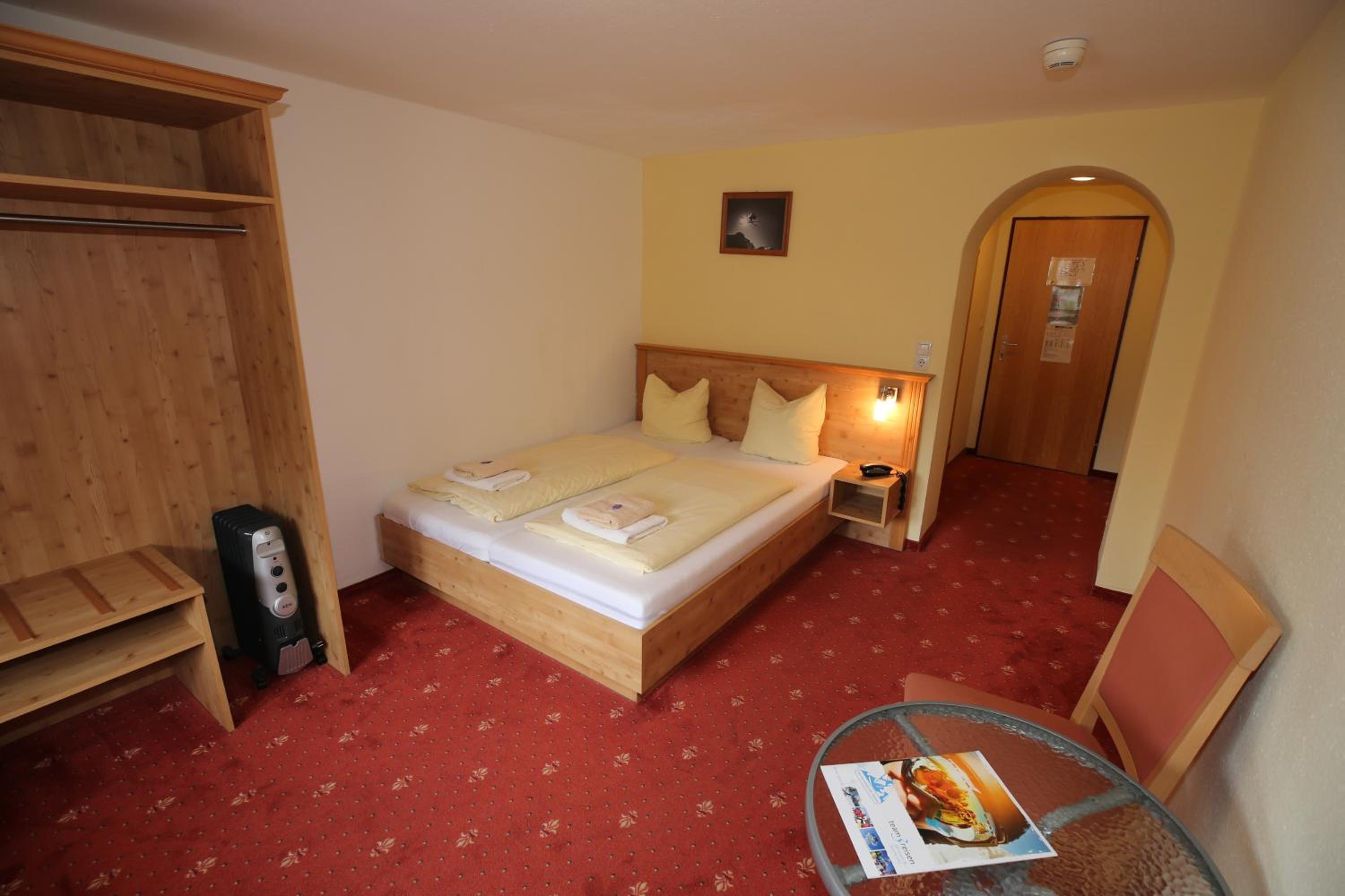 Economy, Double Bed, Alpenhotel Garfrescha 2/4