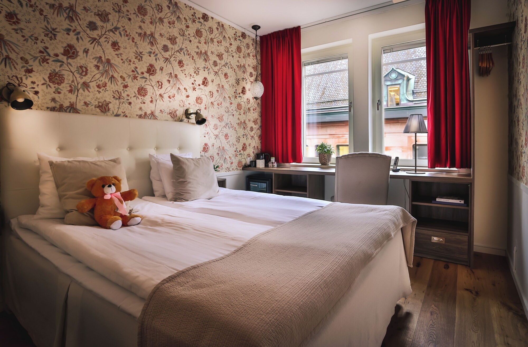 STANDARD, QUEEN BED