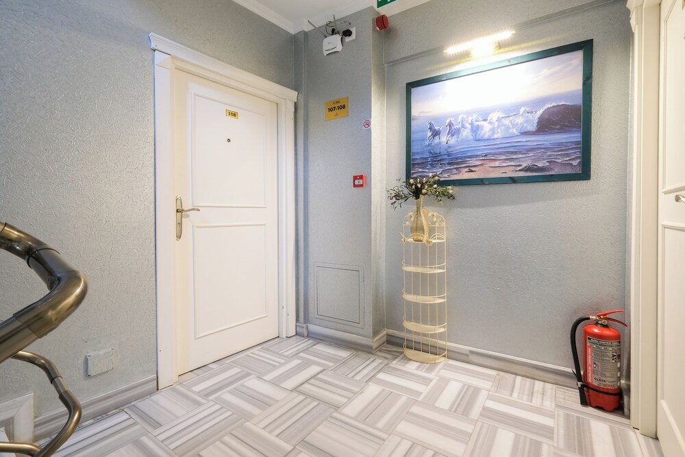 Loren Hotel Suites 50/50