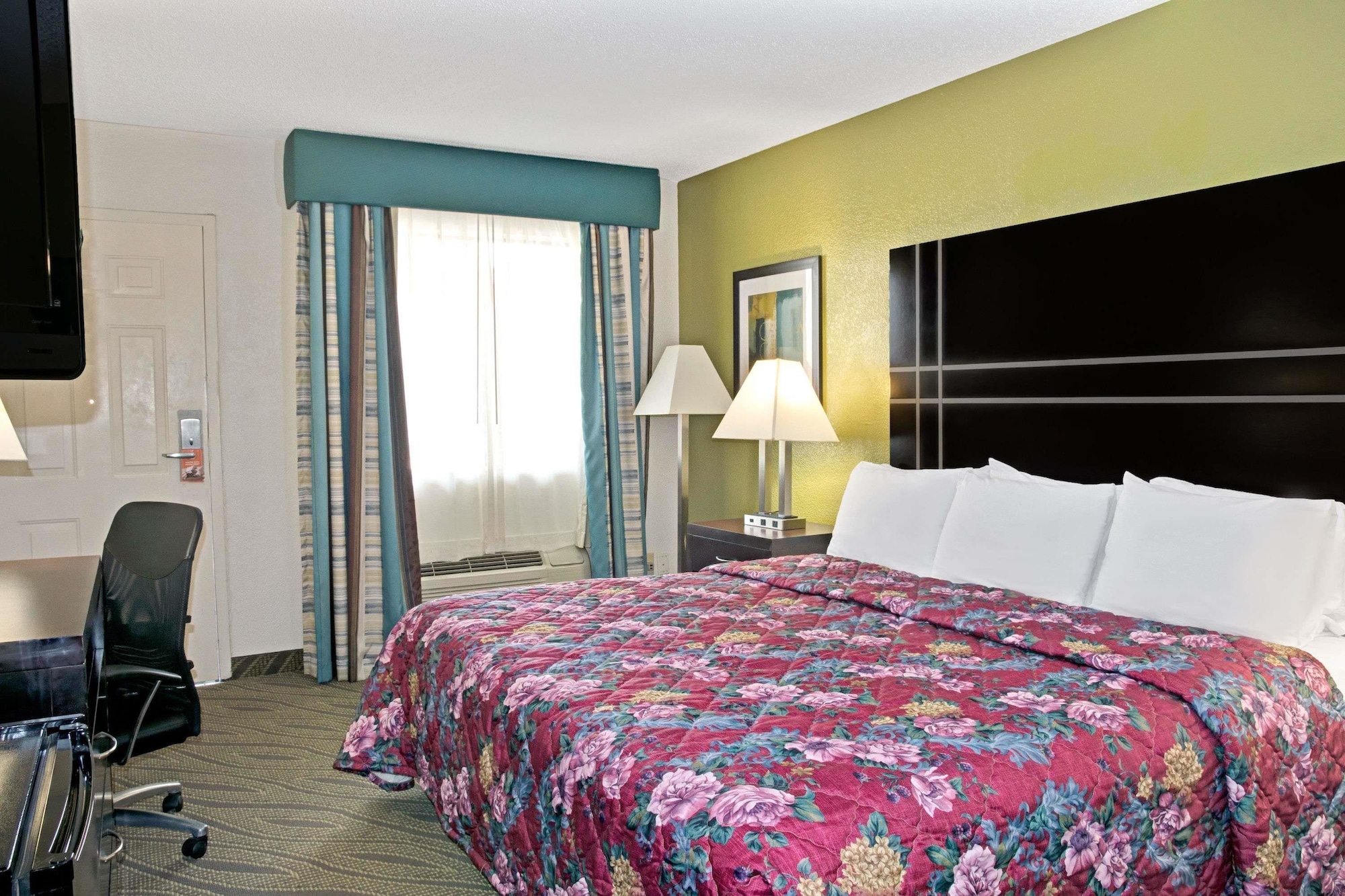 Room at Howard Johnson by Wyndham Houston Heights/Downtown, HOUSTON - TX