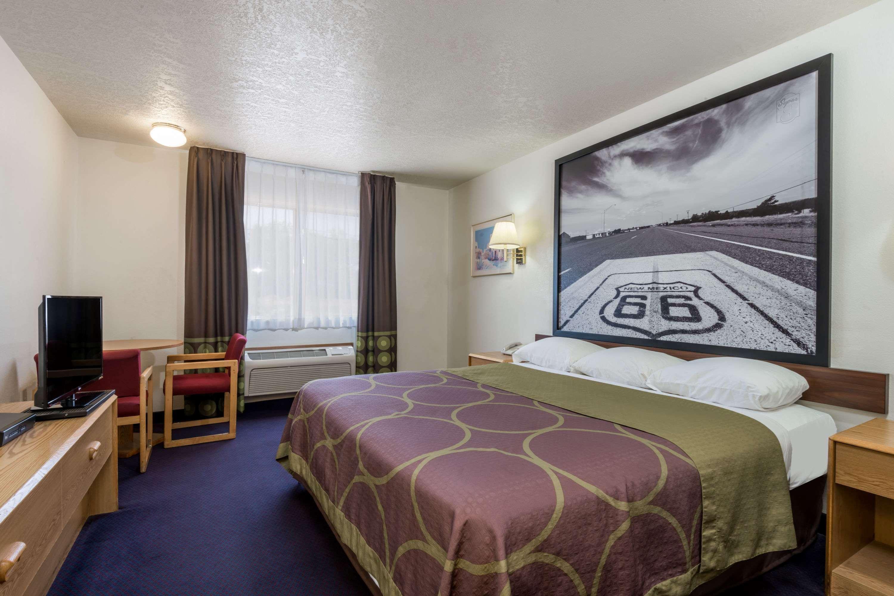 Super 8 By Wyndham Bernalillo 8/26