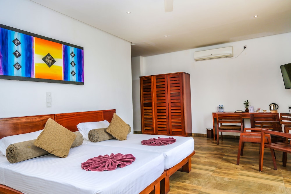 Oak Ray Regency Hotel 8/40
