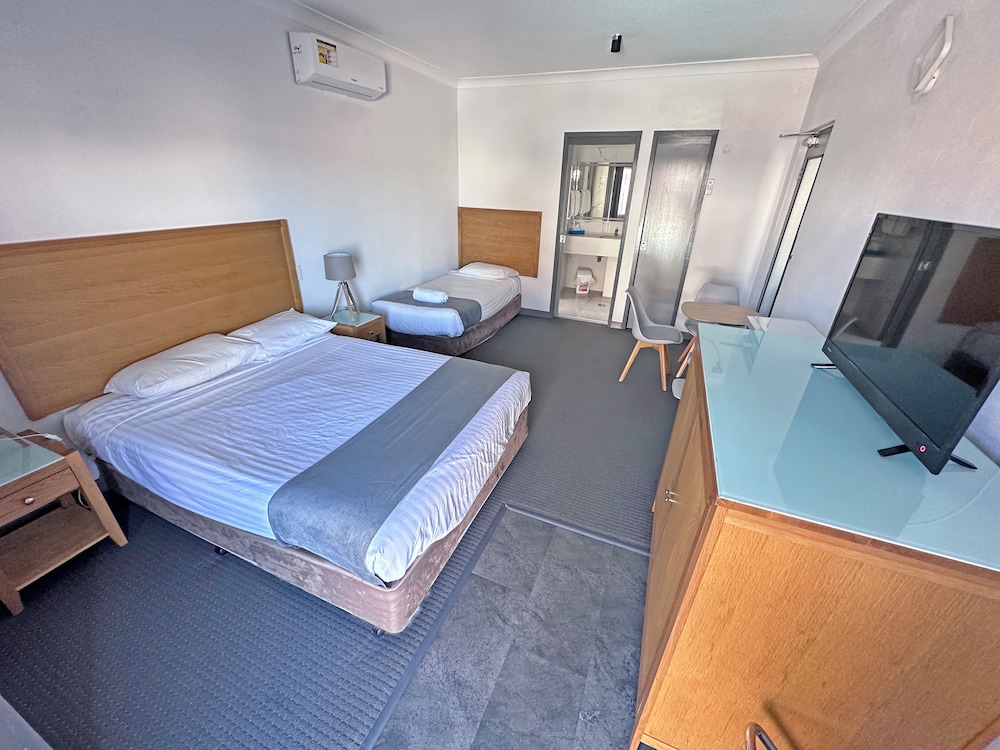Executive, 1 Queen and 1 Single Bed