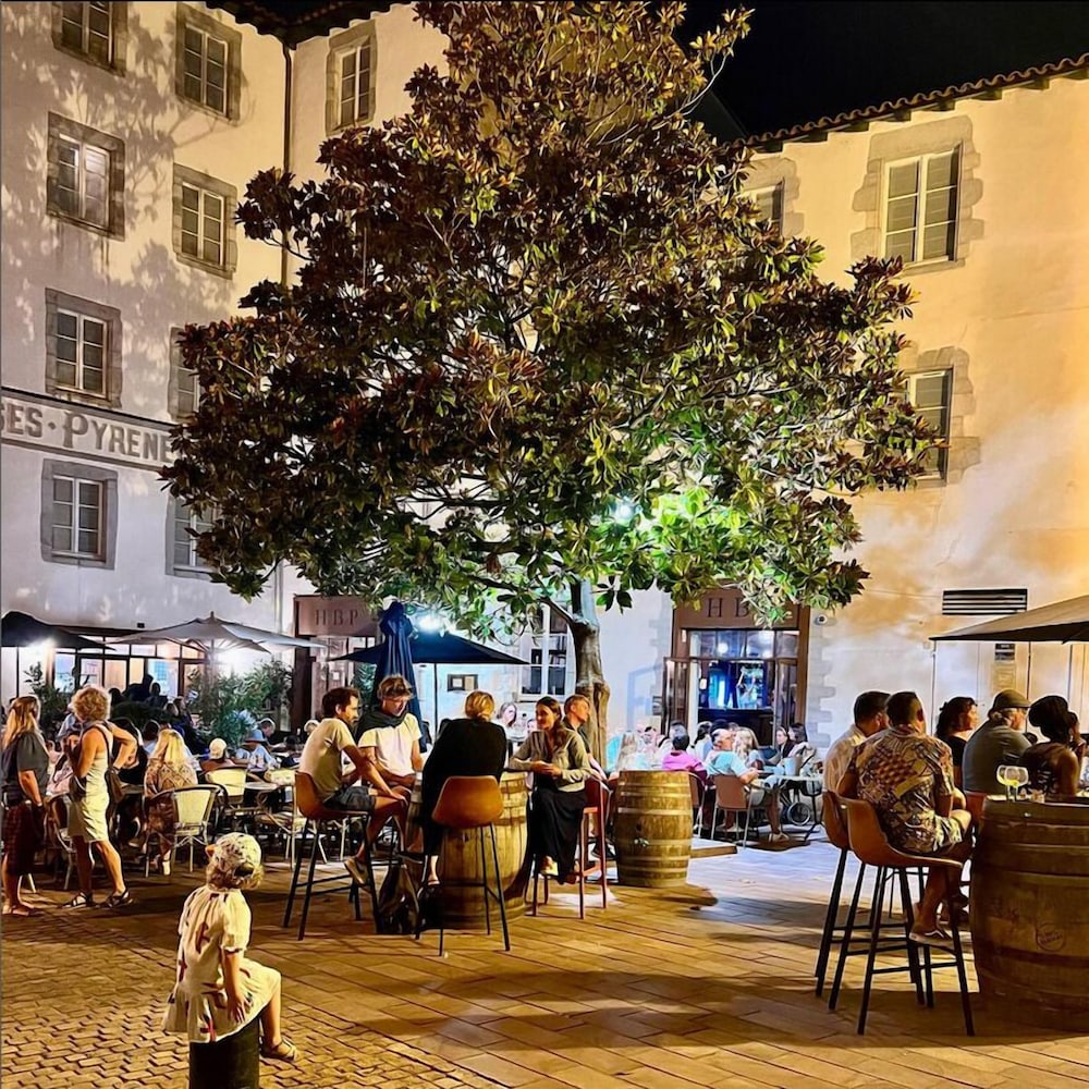 Hotel & Restaurant Des Basses Pyrenees 46/50