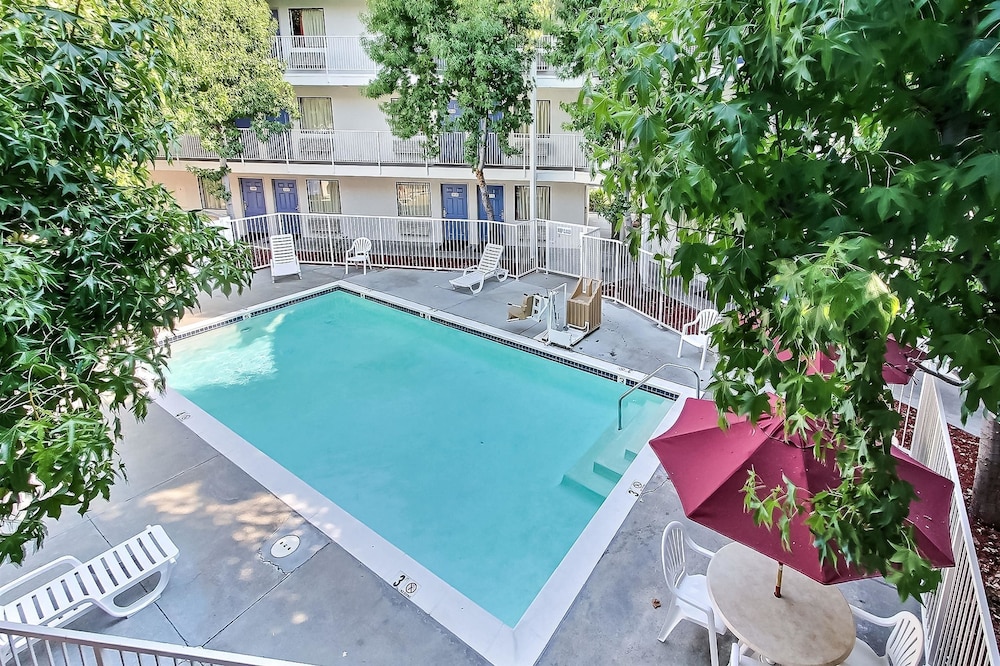 Motel6 Sunnyvale, CA - North 52/60