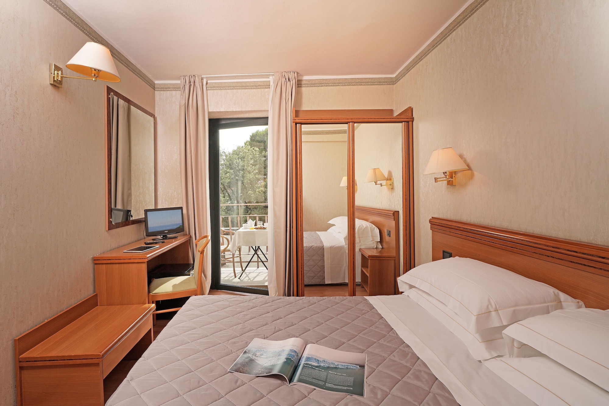 Classic, Queen Bed, Partial Lake View, Balcony