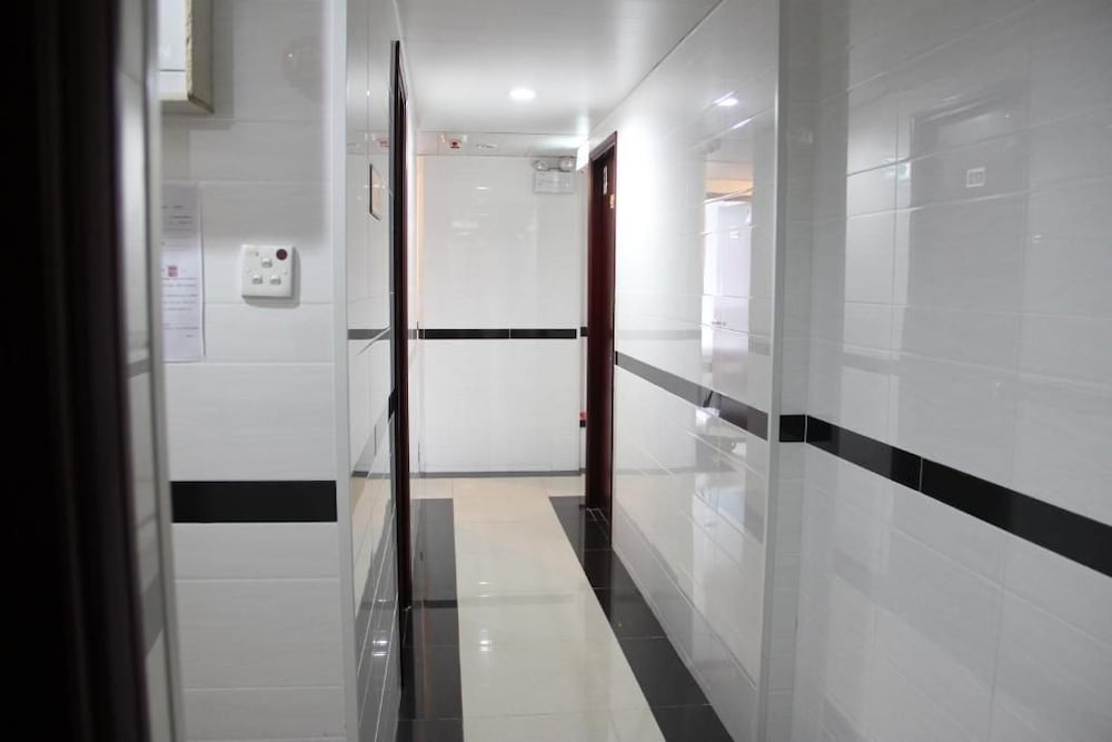 Pay-Less Guest House 50/50