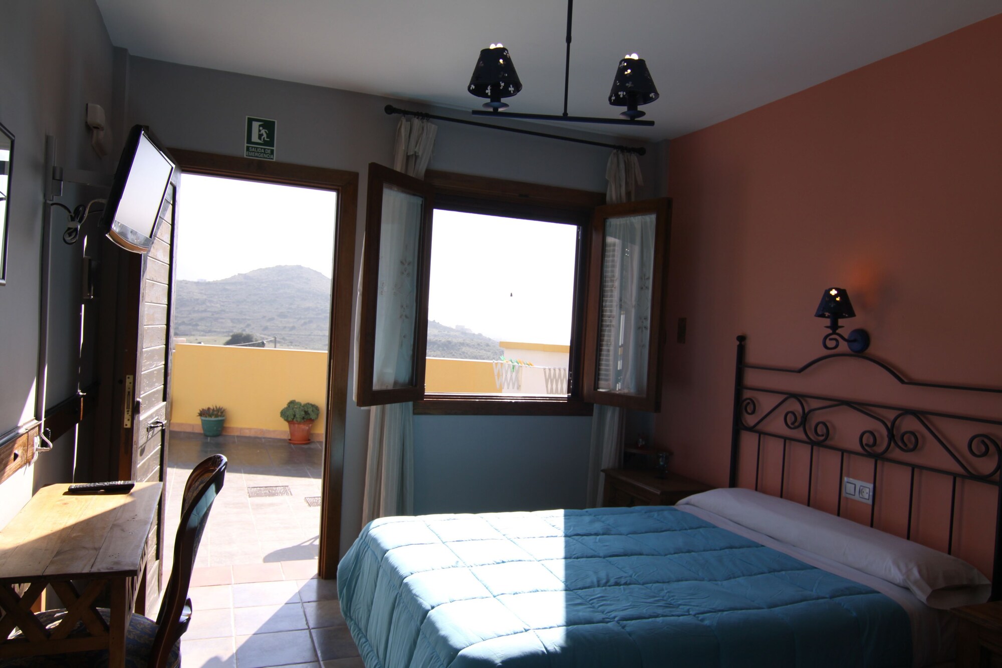 ROOM, DOUBLE BED
