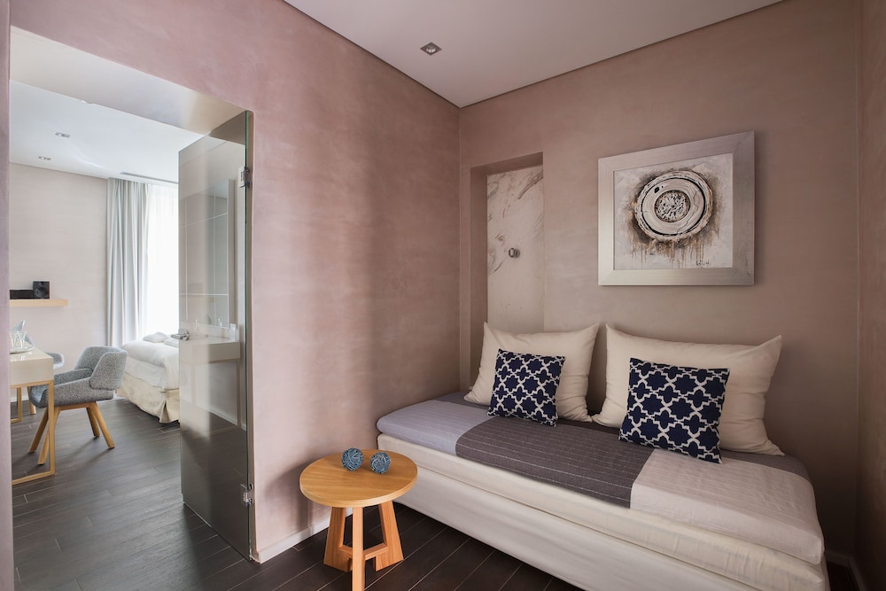 Consolato Boutique Suites 63/94