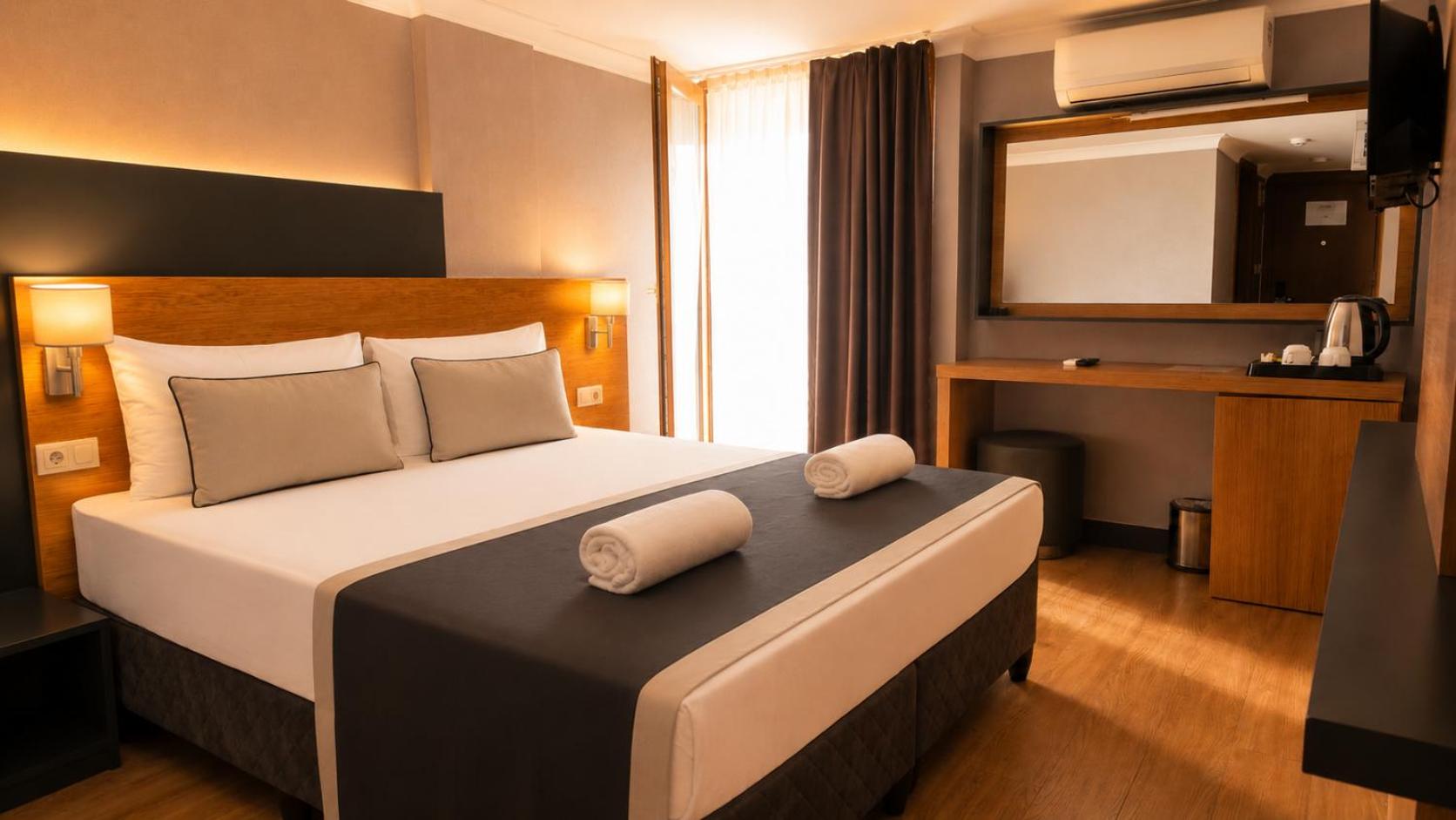 Qinn Hotels 11/50