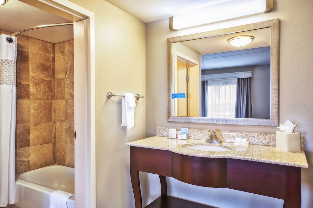 Hampton Inn Suites Madison West 17/48