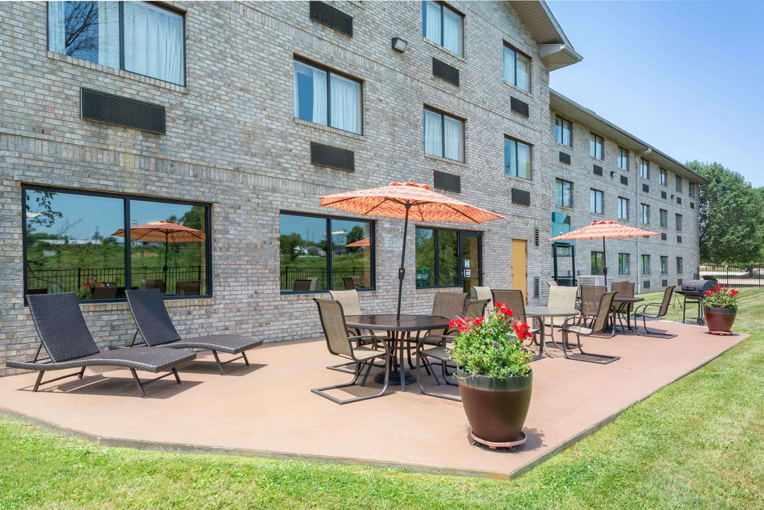 Ramada by Wyndham Catlettsburg/Ashland 32/35