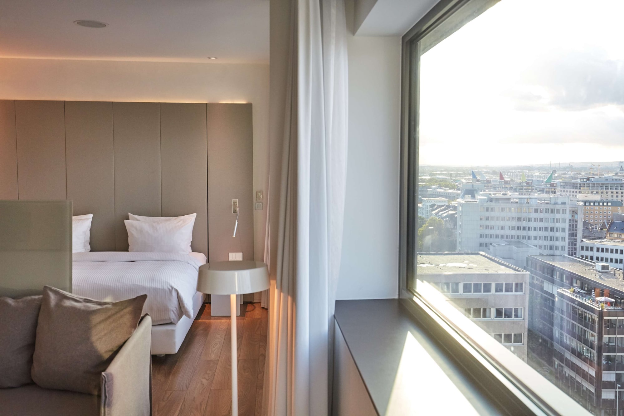 MASTER, SUITE