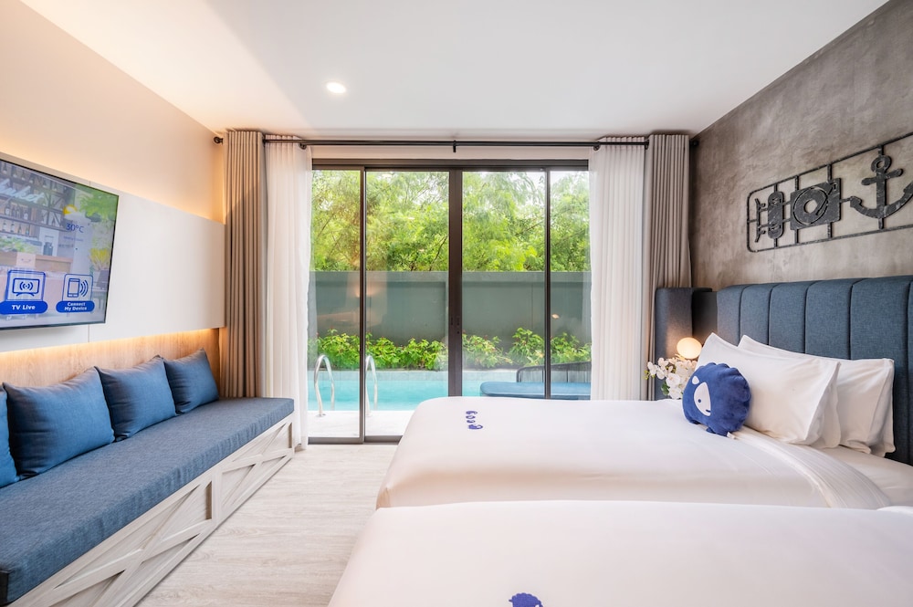 DELUXE, TWIN BEDS, POOL ACCESS