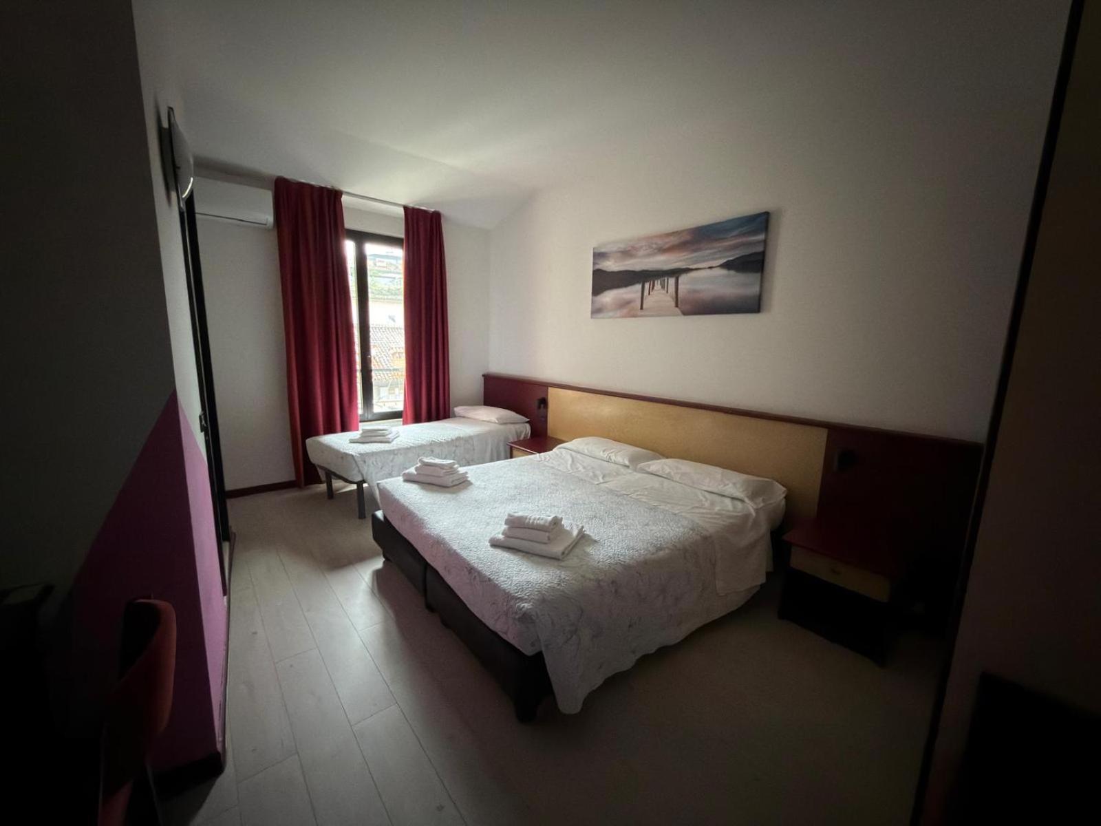 Room, Triple