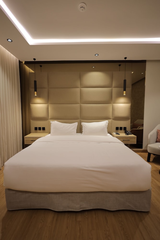 أجنحة المتعب الياسمين(XYZ Hotel Al Yasmin) 8/15
