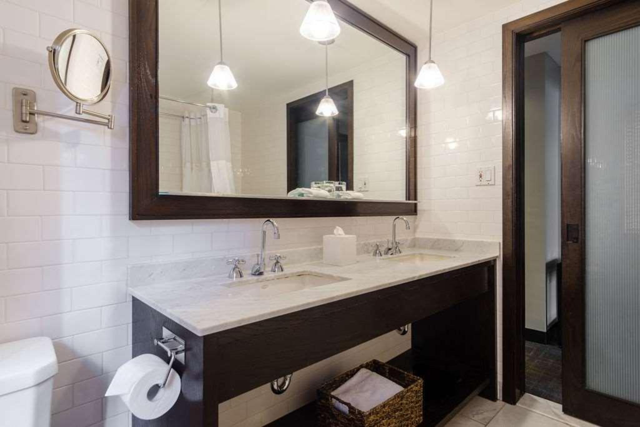 EXECUTIVE, SUITE