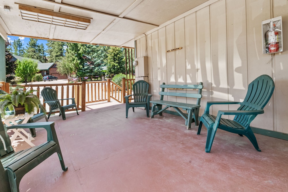 Big Bear Lakefront Lodge 25/50