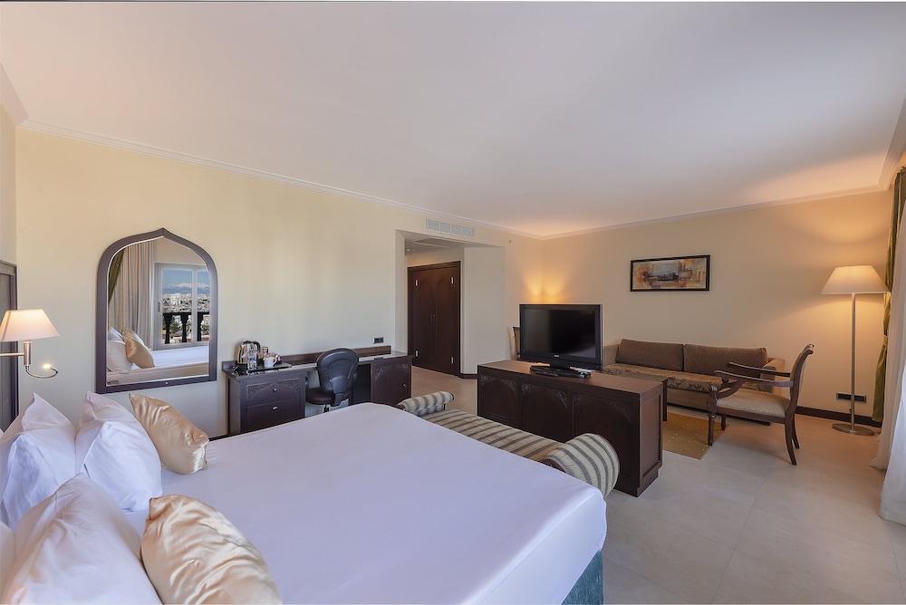 Junior Suite, King Bed, Lateral Side Sea View