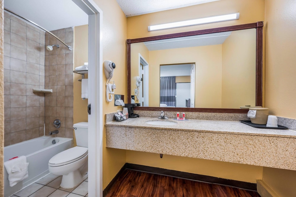 Standard, King Bed, Smoking, Econo Lodge Columbus near Airport 5/6