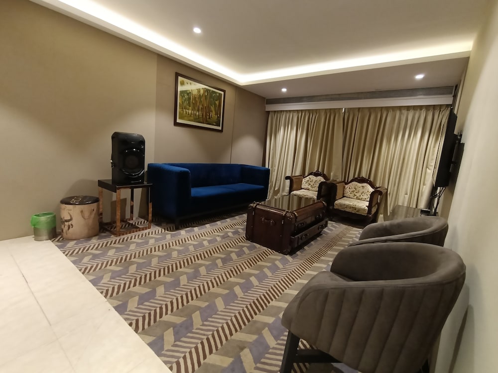 Hotel Highway Inn 14/17