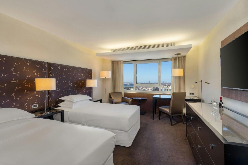 Guest Room, Premium, Twin Beds, Pool Access, High Floor