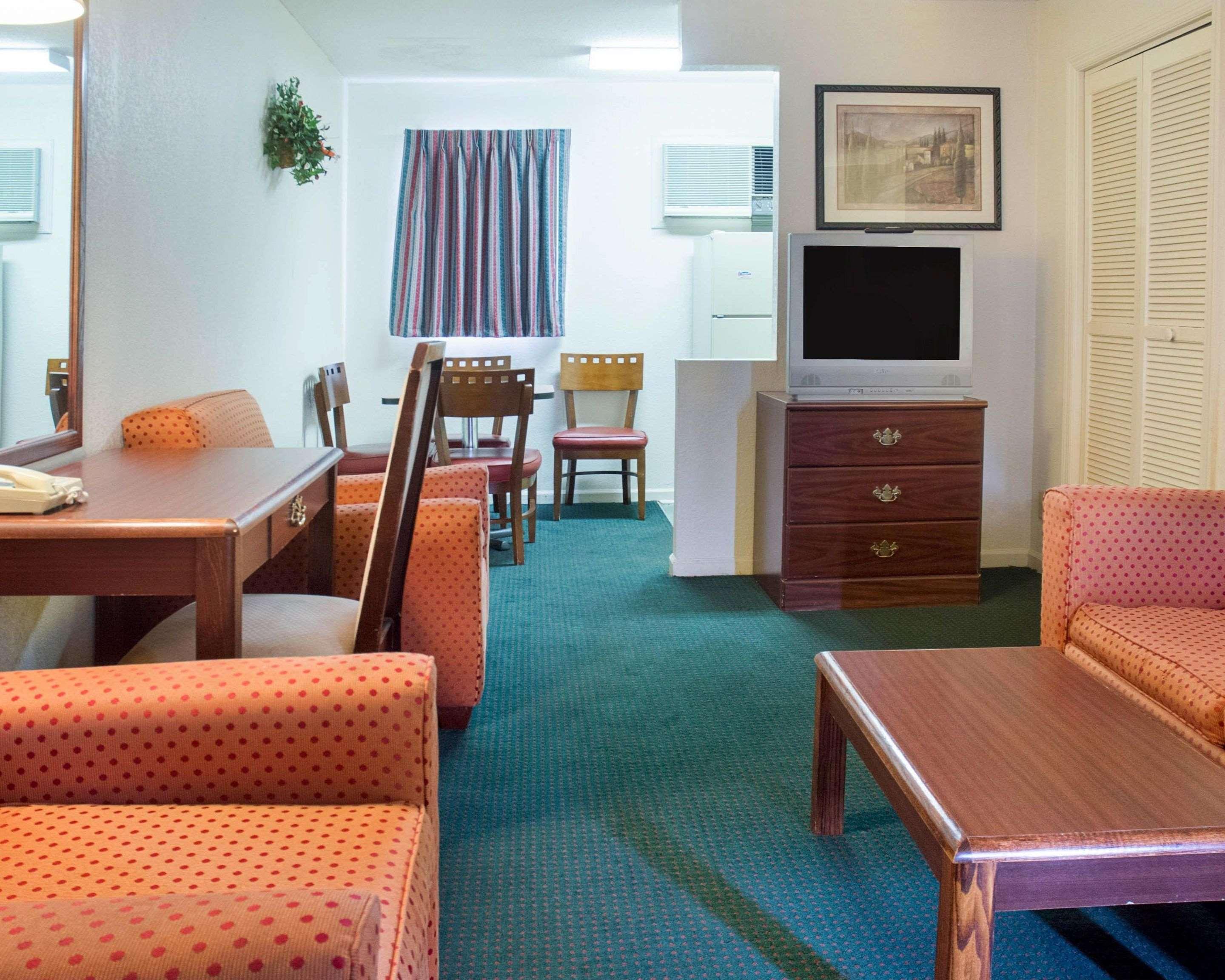 Rodeway Inn &amp; Suites Williamsburg 22/26