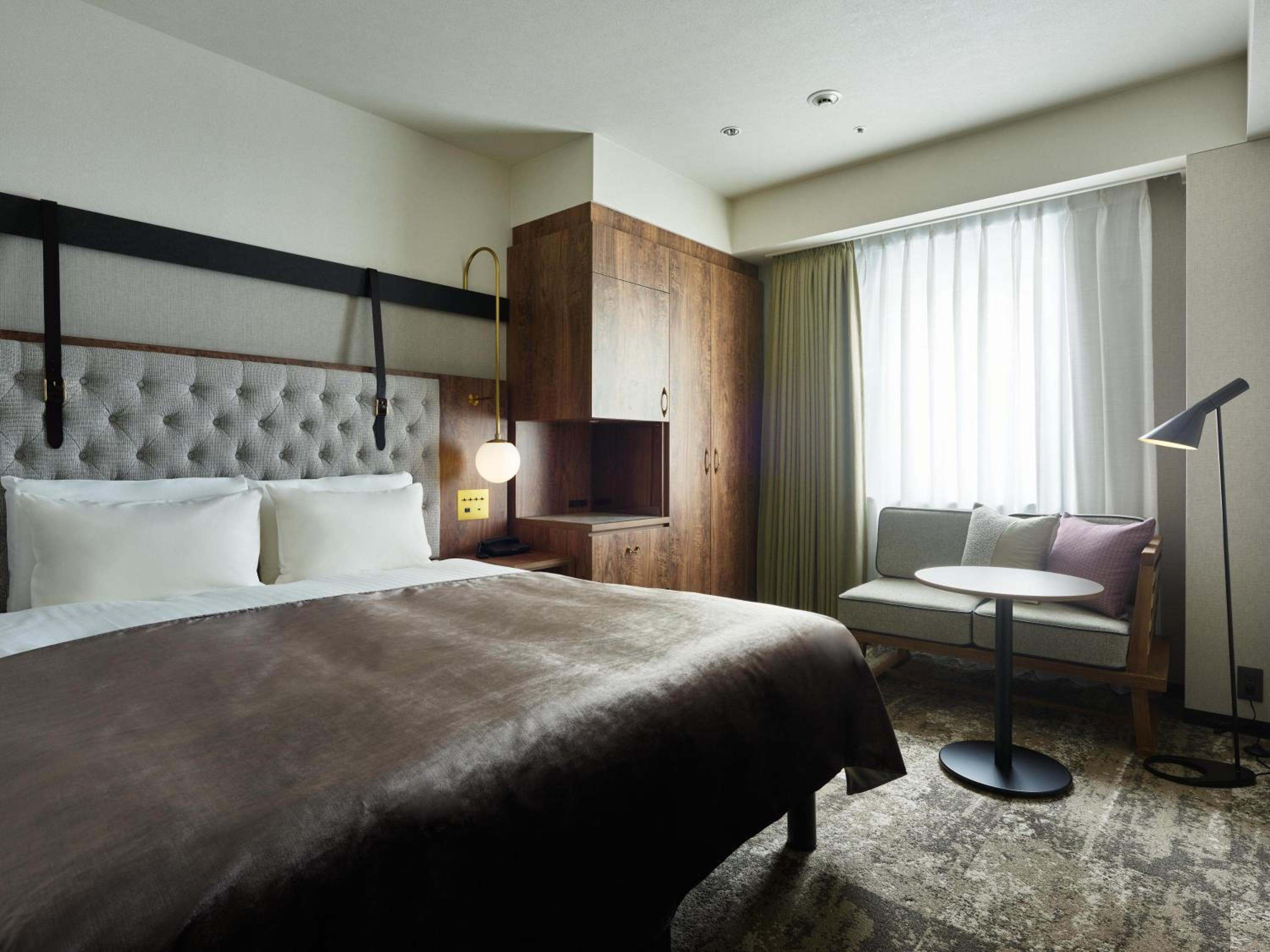 Moderate, Queen Bed