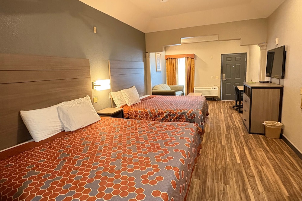Room, 2 King Beds, Kitchenette, Accessible 2/10