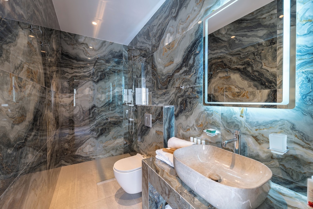 Philia Center Suites 73/73