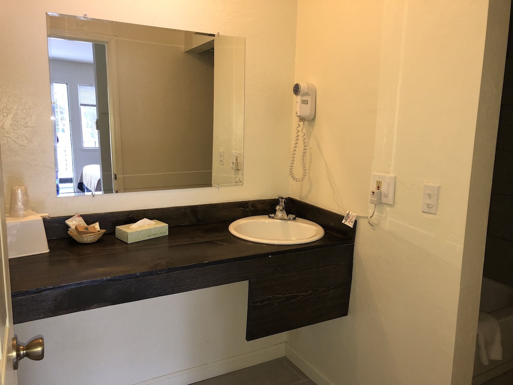 Cedar Inn & Suites 63/64