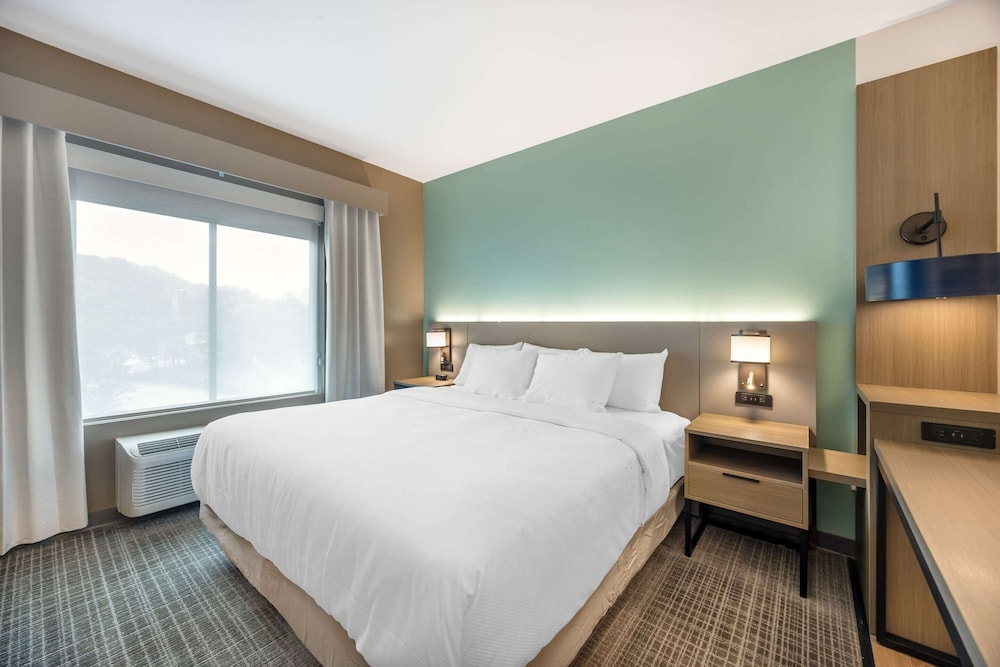 SUITE, KING BED, SOFA