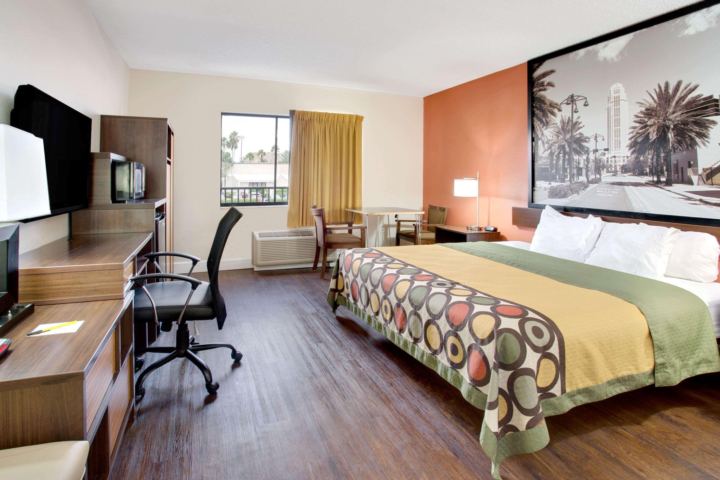 ROOM, KING BED