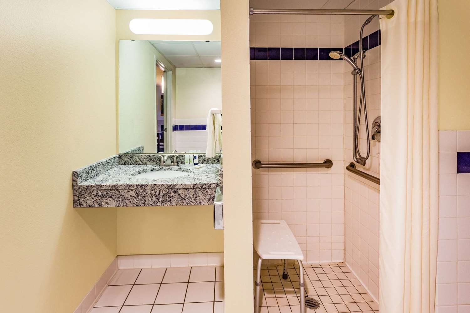 Americinn By Wyndham Hotel And Suites Long Lake 50/50