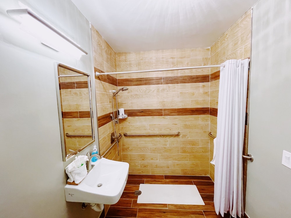 استوديو سوبيريور بسرير كوين مع أريكة بمطبخ لذوي الإعاقة، Sea Steps Suites 2/3